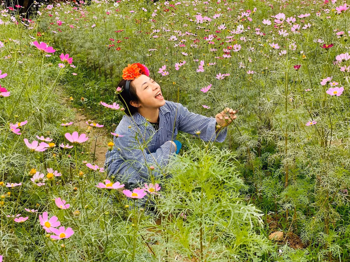 Mới đây, người dùng mạng xã hội thi nhau chia sẻ bộ ảnh của một cô gái mặc đồ "bệnh nhân", trang điểm đơn giản và biểu cảm chẳng giống tung tăng hết góc này tới góc kia. Người đăng tải bộ ảnh thậm chí còn kèm dòng trạng thái: "Con bạn mình nó khỏe mạnh bình thường, chỉ là 8/3 chưa được ai tặng quà nên bị thế mọi người ạ...".