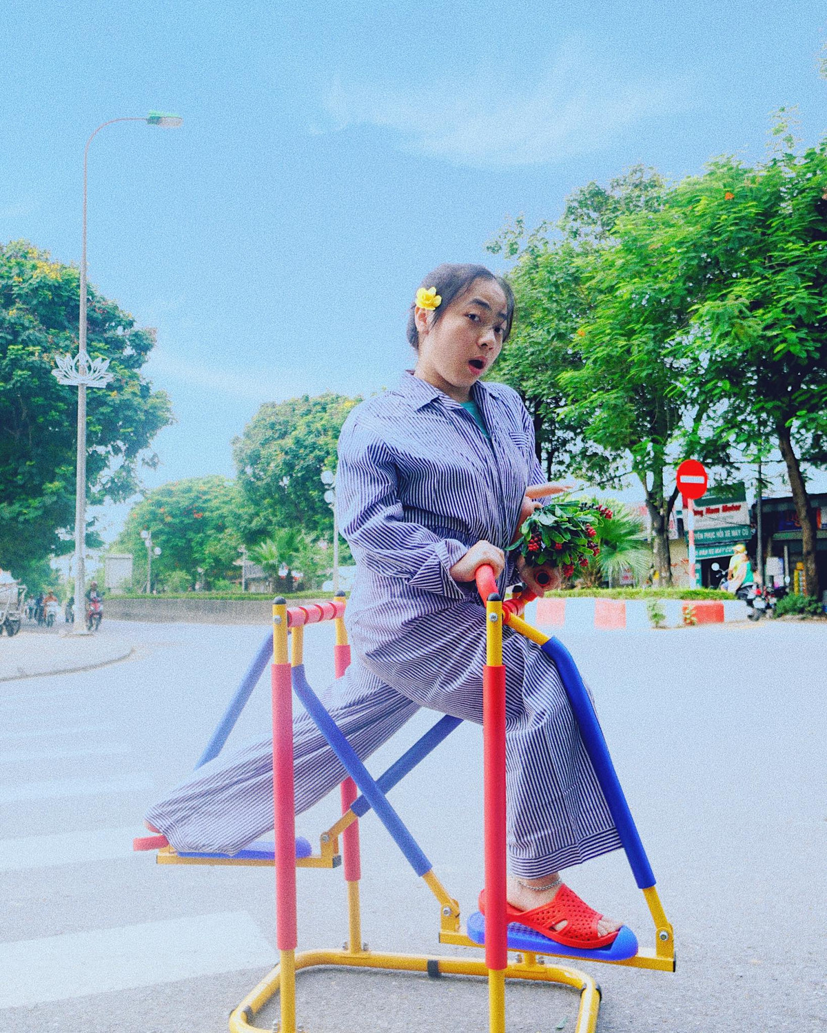 Hiện, bộ ảnh của Huyền vẫn đang nhận được sự quan tâm đặc biệt từ phía người dùng mạng xã hội và được nhiều diễn đàn chia sẻ lại.