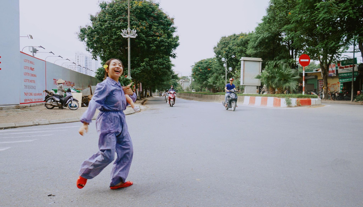 Bên cạnh những ý kiến khen cô gái mặc đồ "bệnh nhân" loanh quanh khắp phố phường cực đáng yêu, lầy lội thì cũng có nhiều "thanh niên nghiêm túc" cho rằng chỉ có người không bình thường mới chụp ảnh theo kiểu như thế này. Trên diễn đàn Biết, dân mạng để lại bình luận ảnh của Khánh Huyền: "Phải thừa nhận rằng cô nàng này cực kỳ can đảm mới dám thực hiện bộ ảnh tự "dìm hàng" chính mình như vậy. Nói về việc dám thực hiện bộ ảnh khác người. Nhưng thực sự đáng buồn cười"