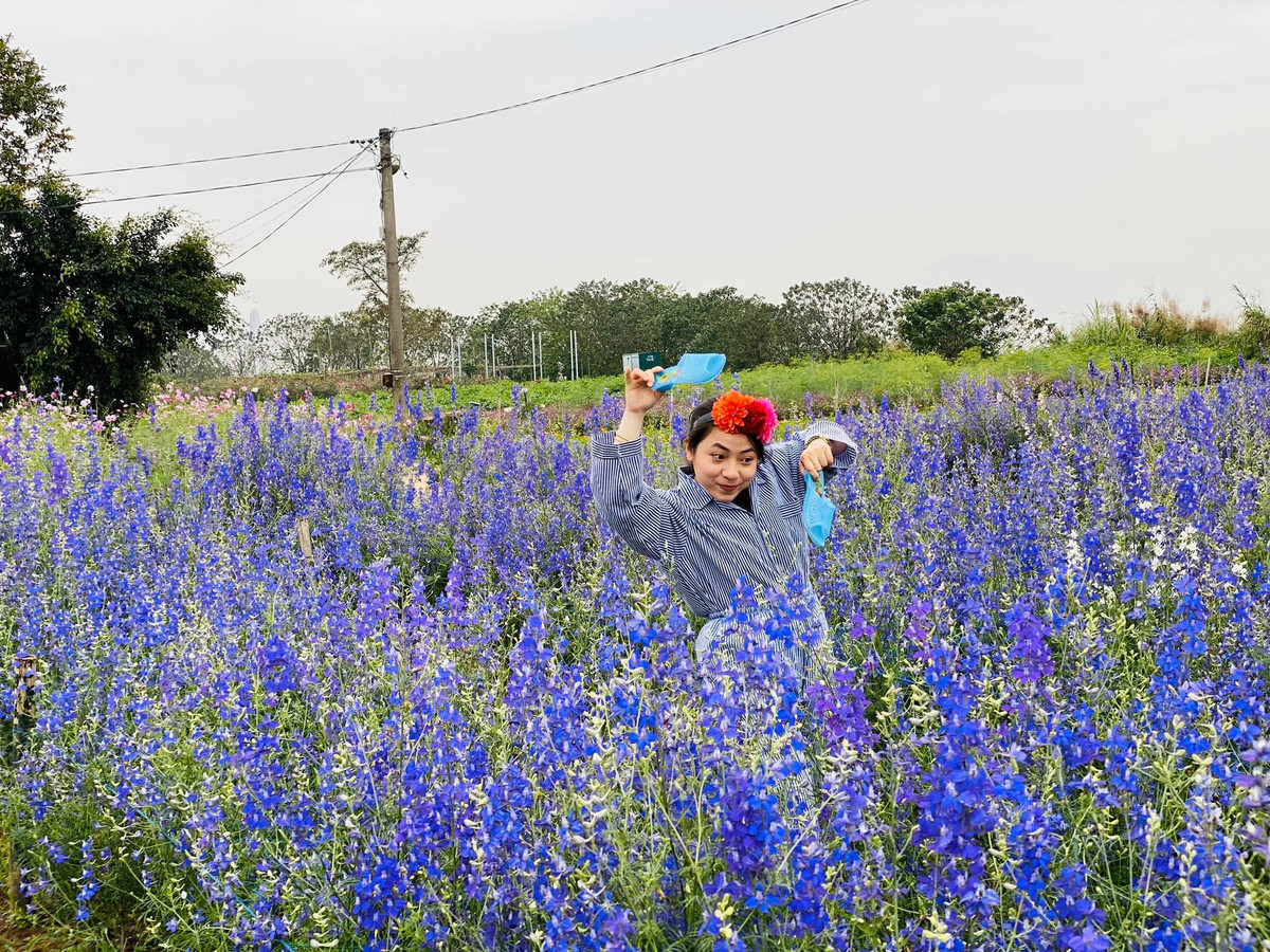 Chia sẻ về bộ ảnh gây chú ý của mình, Khánh Huyền cho biết ban đầu được bạn rủ đi chụp ảnh phong cách cô gái vintage, thế nhưng chẳng hiểu thế nào lại nghĩ đến bộ đồ "bệnh nhân" để sẵn trong cốp xe nên mang ra chụp thử chứ không hề có sự chuẩn bị trước.