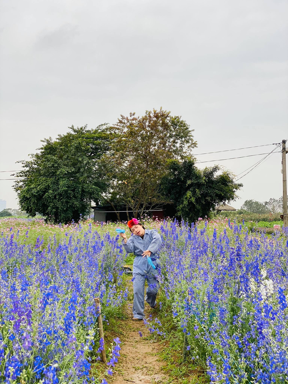 Không chỉ diện trang phục "bệnh nhân", nữ chính trong ảnh còn cài hoa lên đầu, tay cầm đôi dép tổ ong huyền thoại "vung vẩy" khiến người xem phải buồn cười trước hành động.