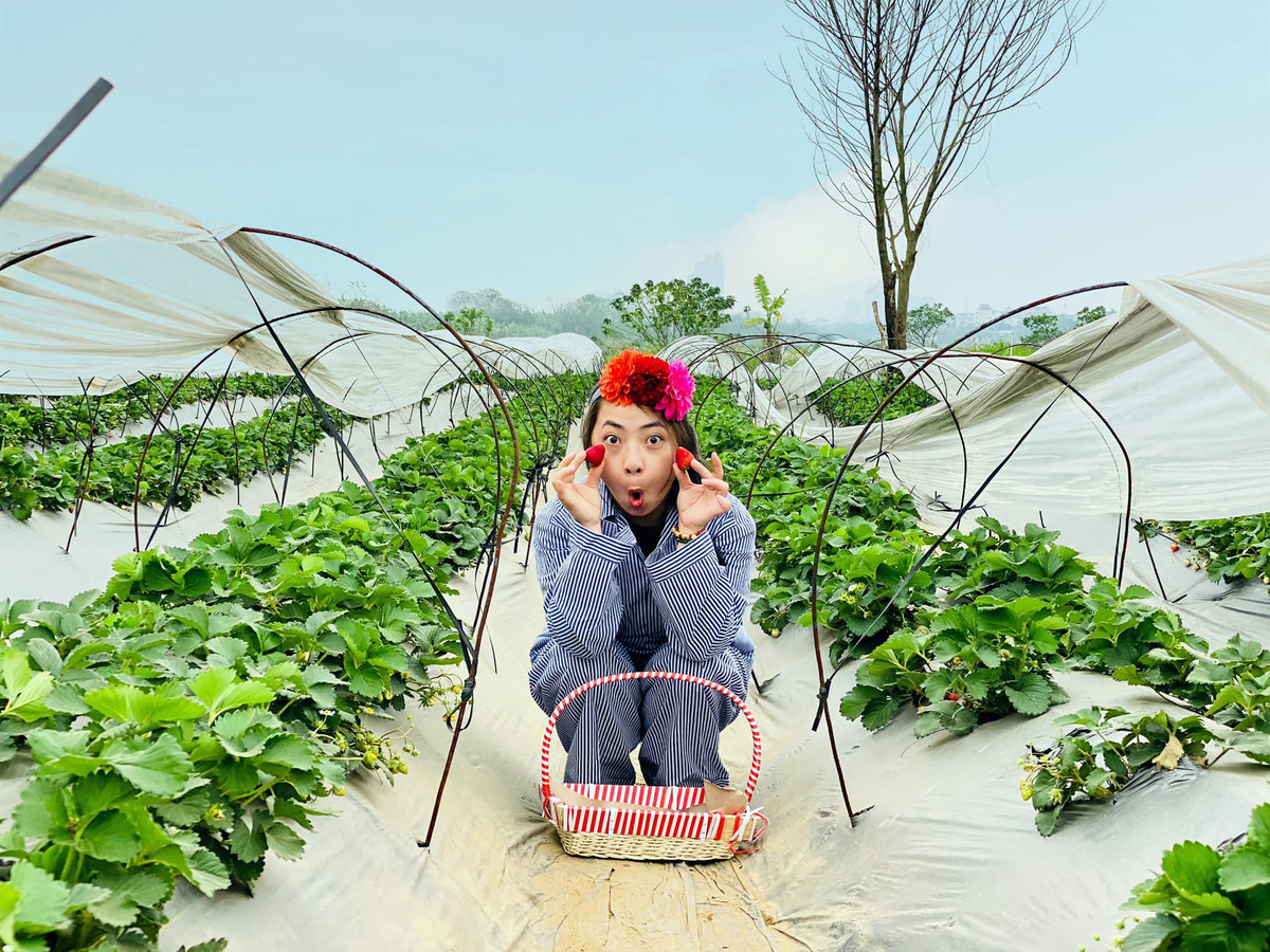 Dù không được tất cả ủng hộ nhưng theo Khánh Huyền, cô chẳng mấy quan tâm, trên mạng xã hội không tránh khỏi những ý kiến trái chiều, nên chẳng thể làm vừa lòng ai. Miễn sao người thân, bạn bè xung quanh vẫn quý mến, cảm thấy vui khi xem ảnh là được.