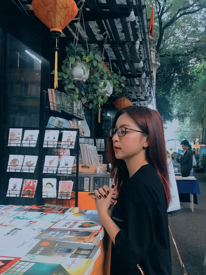 Hơn nữa, vào ngày Thất tịch (7/7 âm lịch), cô gái sinh năm 1999 hòa vào trào lưu ăn đậu đỏ để cầu duyên và viết caption: "Nghe nói độc thân thì sẽ tìm được ý trung nhân. Nếu đã có đôi, có cặp sẽ nên duyên cầm sắt, bên nhau lâu dài".