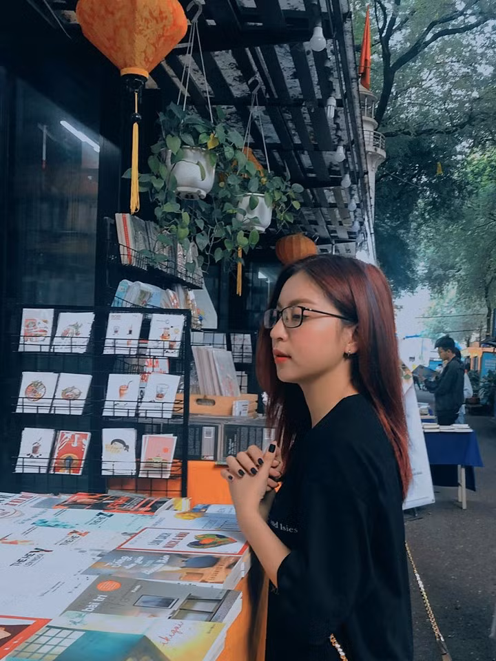 Hơn nữa, vào ngày Thất tịch (7/7 âm lịch), cô gái sinh năm 1999 hòa vào trào lưu ăn đậu đỏ để cầu duyên và viết caption: "Nghe nói độc thân thì sẽ tìm được ý trung nhân. Nếu đã có đôi, có cặp sẽ nên duyên cầm sắt, bên nhau lâu dài".