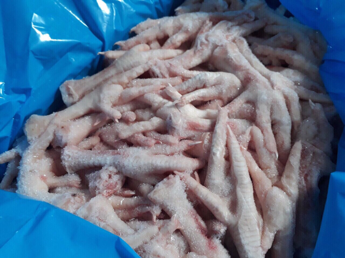 Không chỉ có món mì cay hay nước lẩu thái, những nhà hàng buffet cũng có những nguồn nguyên liệu siêu rẻ riêng, mà đã siêu rẻ thì luôn đi kèm với kém chất lượng. "Giả sử năm nay tôm rẻ, tôm chết nhiều thì nhập về chế biến bán cho khách. Nói chung toàn hàng tồn, dư thừa, giá rẻ, bọn em chế biến cho các bác ăn".