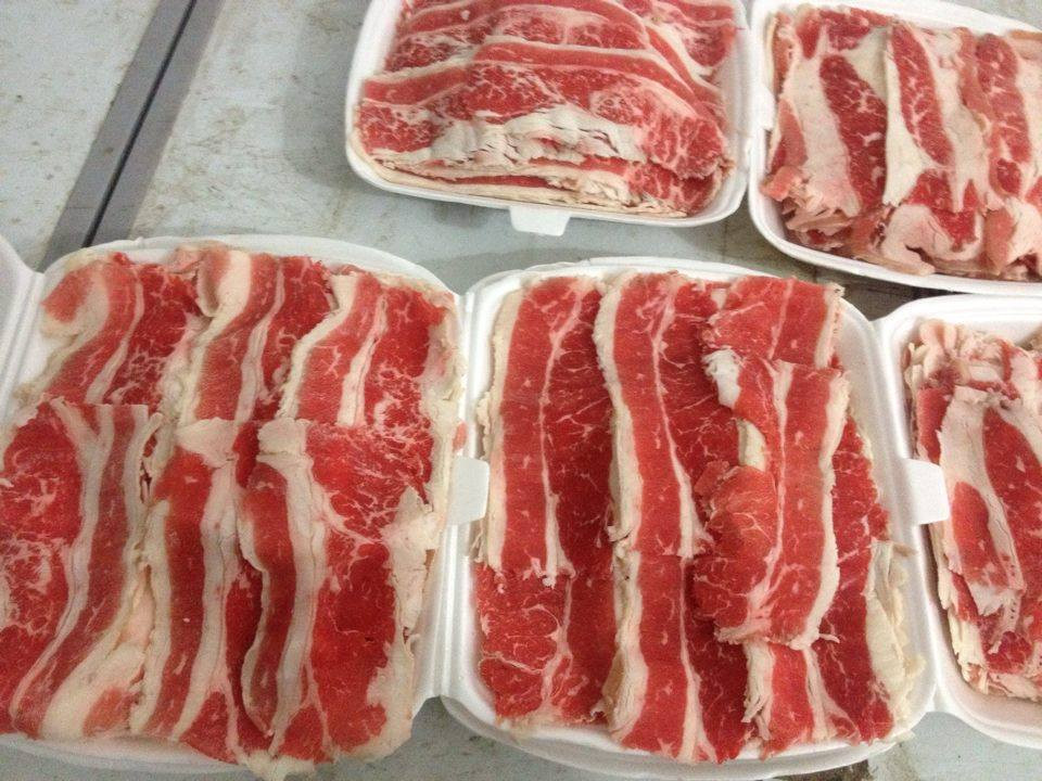 "Chân gà thì bọn em nhập từ Trung Quốc. Cũng khoảng nửa tháng có hơn gì đó. Thường chân gà này rẻ và nguồn cung dồi dào. Mấy cái chân gà, cánh gà, thịt bọc túi nilon ấy, hết hạn bọn em ở siêu thị toàn xóa mác thôi. Nhiều người nhớ để ý cái mục hạn sử dụng của nó. Thông thường thịt gà không để quá nửa tháng hay sao ấy"