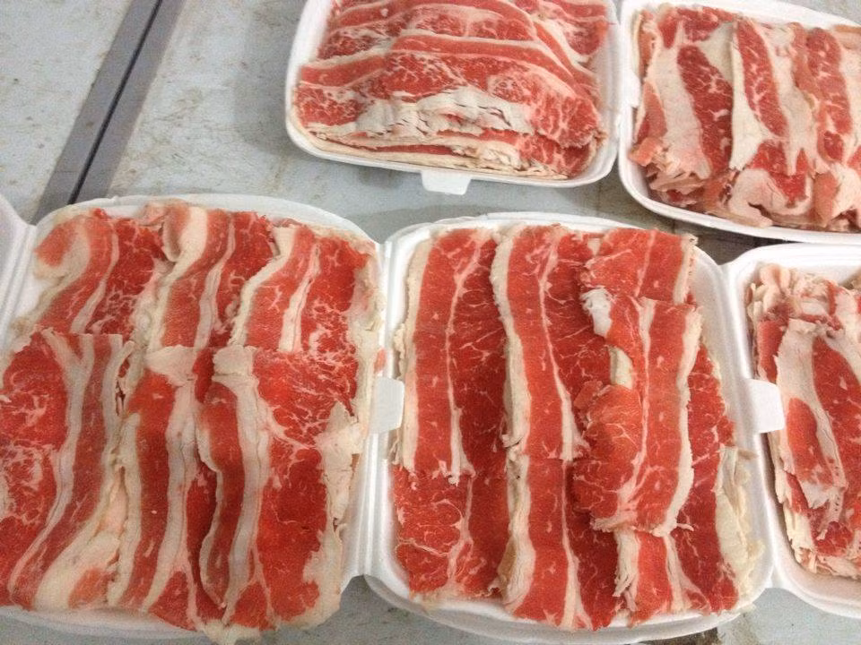 "Chân gà thì bọn em nhập từ Trung Quốc. Cũng khoảng nửa tháng có hơn gì đó. Thường chân gà này rẻ và nguồn cung dồi dào. Mấy cái chân gà, cánh gà, thịt bọc túi nilon ấy, hết hạn bọn em ở siêu thị toàn xóa mác thôi. Nhiều người nhớ để ý cái mục hạn sử dụng của nó. Thông thường thịt gà không để quá nửa tháng hay sao ấy"