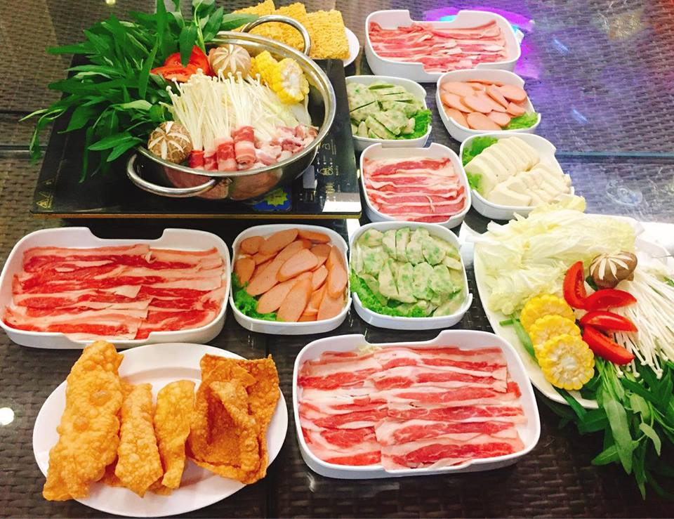 Để tăng lợi nhuận, các quán buffet siêu rẻ thường nấu mặn để khách gọi thêm nước. Coca rẻ tiền với giá 5.000 đồng được đội giá lên 20.000 đồng. Theo chia sẻ của người này, trong bếp lúc nào cũng có chuột to như con mèo nhưng không dám đánh bả vì sợ chết thối. Đồ ăn để 1,2 hôm là chuyện quá bình thường.