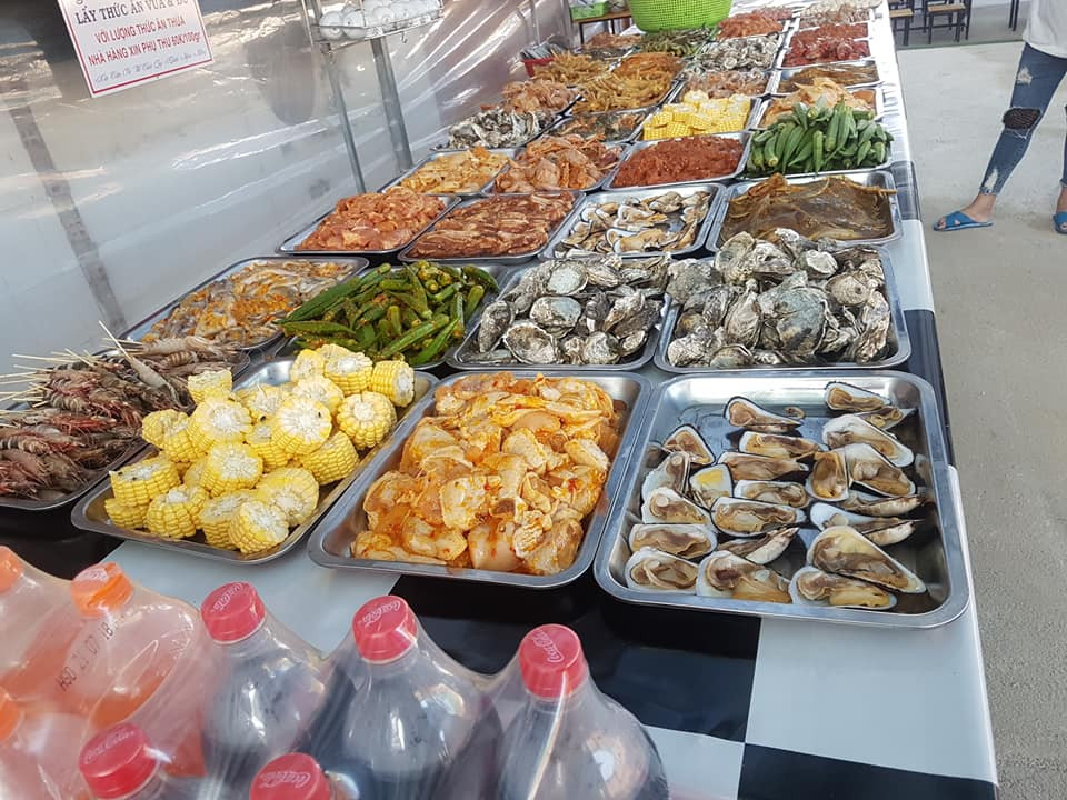 Hiện bài viết về món ăn mì cay đang thu hút được rất nhiều sự quan tâm của cộng đồng mạng. Có người cho rằng, bỏ ra số tiền nhỏ để ăn hàng đồng nghĩa với việc chấm nhận ăn vào toàn hoá chất, thực phẩm bẩn. Nhà hàng cũng phải tính toán sao để có lợi nhuận. "Ông bà bỏ ra có 99.000 đồng để ăn một bữa no thì thôi cũng phải chấp nhận chứ sao, tiền nào của nấy, thực phẩm trong mấy nhà hàng như vậy từ xưa đến nay ai mà không biết bẩn đến mức độ nào?" - Facebooker T.A bình luận.