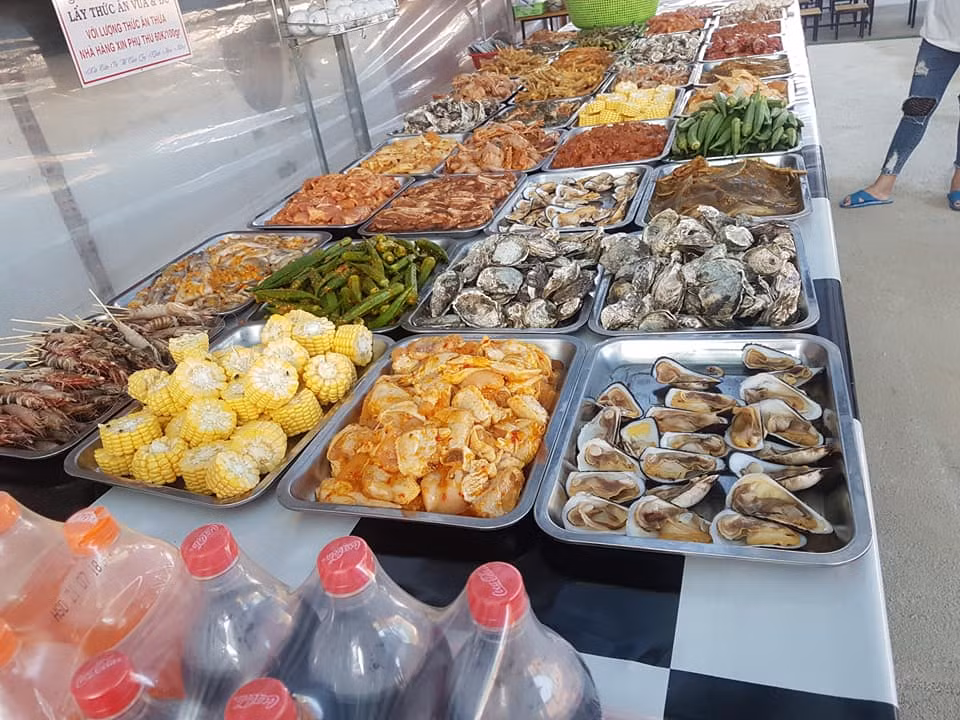 Hiện bài viết về món ăn mì cay đang thu hút được rất nhiều sự quan tâm của cộng đồng mạng. Có người cho rằng, bỏ ra số tiền nhỏ để ăn hàng đồng nghĩa với việc chấm nhận ăn vào toàn hoá chất, thực phẩm bẩn. Nhà hàng cũng phải tính toán sao để có lợi nhuận. "Ông bà bỏ ra có 99.000 đồng để ăn một bữa no thì thôi cũng phải chấp nhận chứ sao, tiền nào của nấy, thực phẩm trong mấy nhà hàng như vậy từ xưa đến nay ai mà không biết bẩn đến mức độ nào?" - Facebooker T.A bình luận.