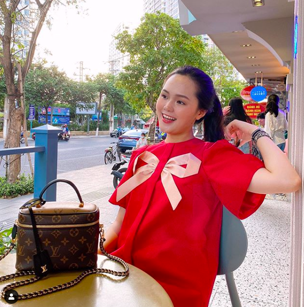 Được chồng yêu chồng chiều như vậy, bảo sao Quỳnh Anh càng ngày càng xinh đẹp. Dù mang bầu nhưng thậm chí còn nhuận sắc hơn thời điểm chưa lấy chồng.