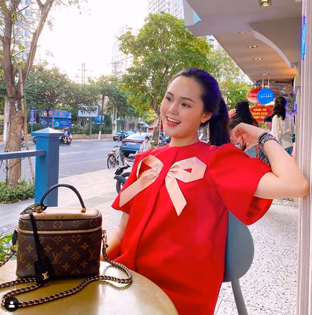 Được chồng yêu chồng chiều như vậy, bảo sao Quỳnh Anh càng ngày càng xinh đẹp. Dù mang bầu nhưng thậm chí còn nhuận sắc hơn thời điểm chưa lấy chồng.