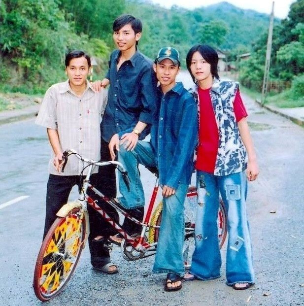 Quần ống loe cũng là mốt thời trang cực kỳ hot thời điểm thập niên 90. Chỉ những nhà giàu mới có kinh tế để mua những chiếc quần jean ống rộng, nhiều thanh niên phải đi làm, dành tiền cả tháng trời mới tậu được chiếc quần như ý.