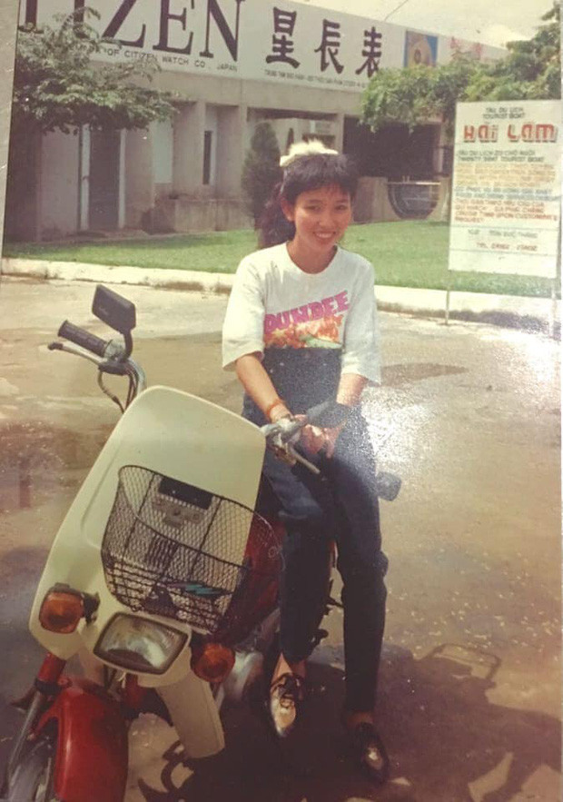 Chẳng giống như những cậu ấm, cô chiêu ngày nay thể hiện đẳng cấp bằng những clip, tấm hình đập hộp thì Rich Kid thập niên 90 lại khoe xe và gu thời trang đẳng cấp để chứng minh mình là con nhà đại gia.