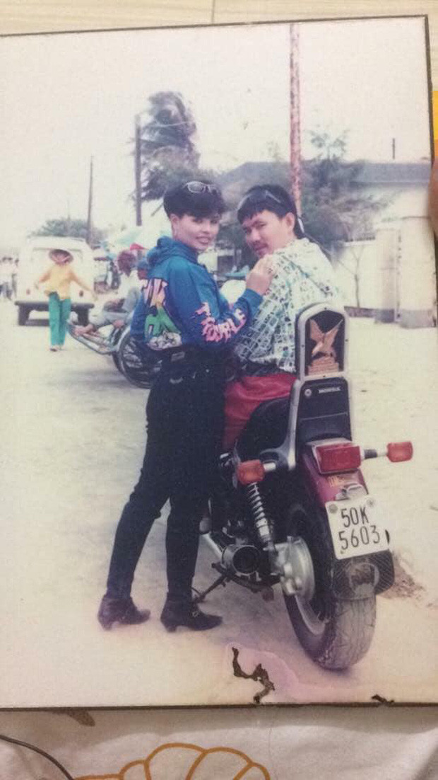 Kính râm nhất định phải cài trên đầu mới thể hiện được đẳng cấp. Vì Hà Nội thời điểm đó không có nhiều khu vui trung tâm thương mại, cafe như hiện giờ nên các dân chơi thường lượn vài vòng Hồ Gươm để khoe xe, thể hiện độ giàu có.