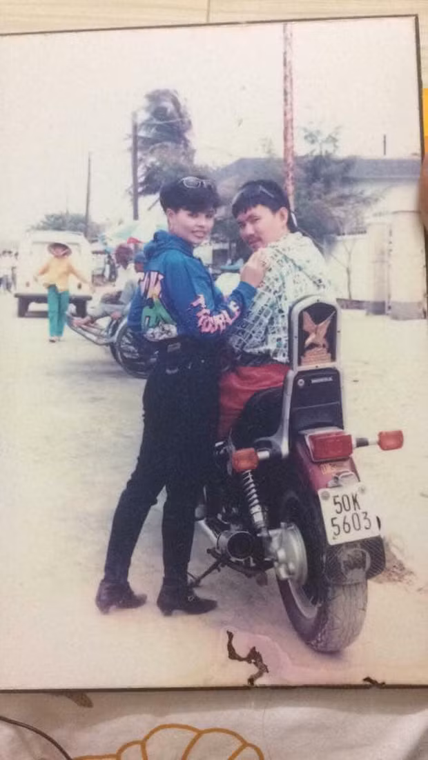 Kính râm nhất định phải cài trên đầu mới thể hiện được đẳng cấp. Vì Hà Nội thời điểm đó không có nhiều khu vui trung tâm thương mại, cafe như hiện giờ nên các dân chơi thường lượn vài vòng Hồ Gươm để khoe xe, thể hiện độ giàu có.