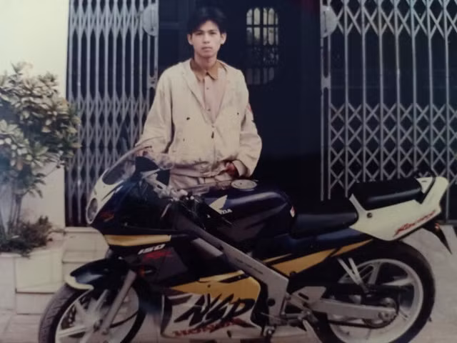Nhà cửa cao ráo, khang trang lại có cả mô tô đi thế này thì đích thị là thiếu gia, khiến nhiều cô gái phải mê mệt đây rồi.