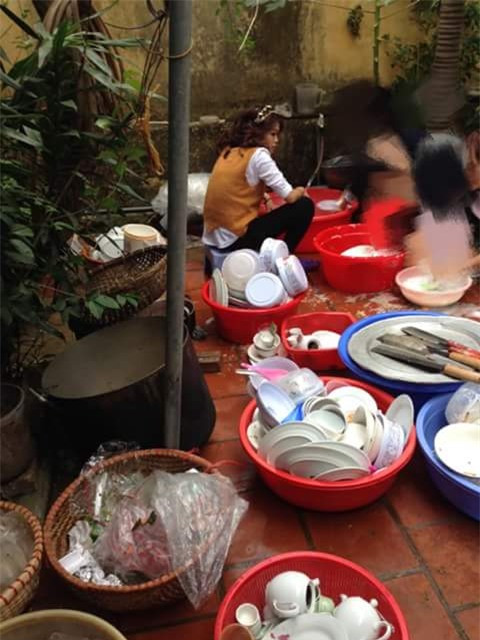 Một, hai mâm bát không sao nhưng hàng chục mâm, bát đĩa ngổn ngang mà lại "để dành" cho riêng cô con dâu tương lai thì đúng là không ai chấp nhận được.