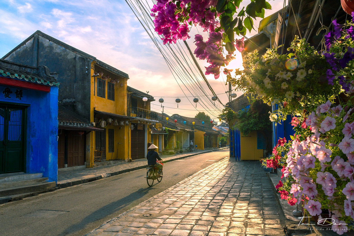 Trong danh sách 71 con đường đẹp nhất thế giới mà Hội An được xếp hạng, đứng đầu danh sách con đường đẹp của thế giới là khu phố cổ ở thị trấn Colmar, Pháp, gần biên giới với Đức. Đây là thì một trong những thị trấn quyến rũ của châu Âu. Xếp thứ hai là đường Brunngasse trong ngôi làng đẹp như tranh vẽ Brienz ở Thụy Sĩ.