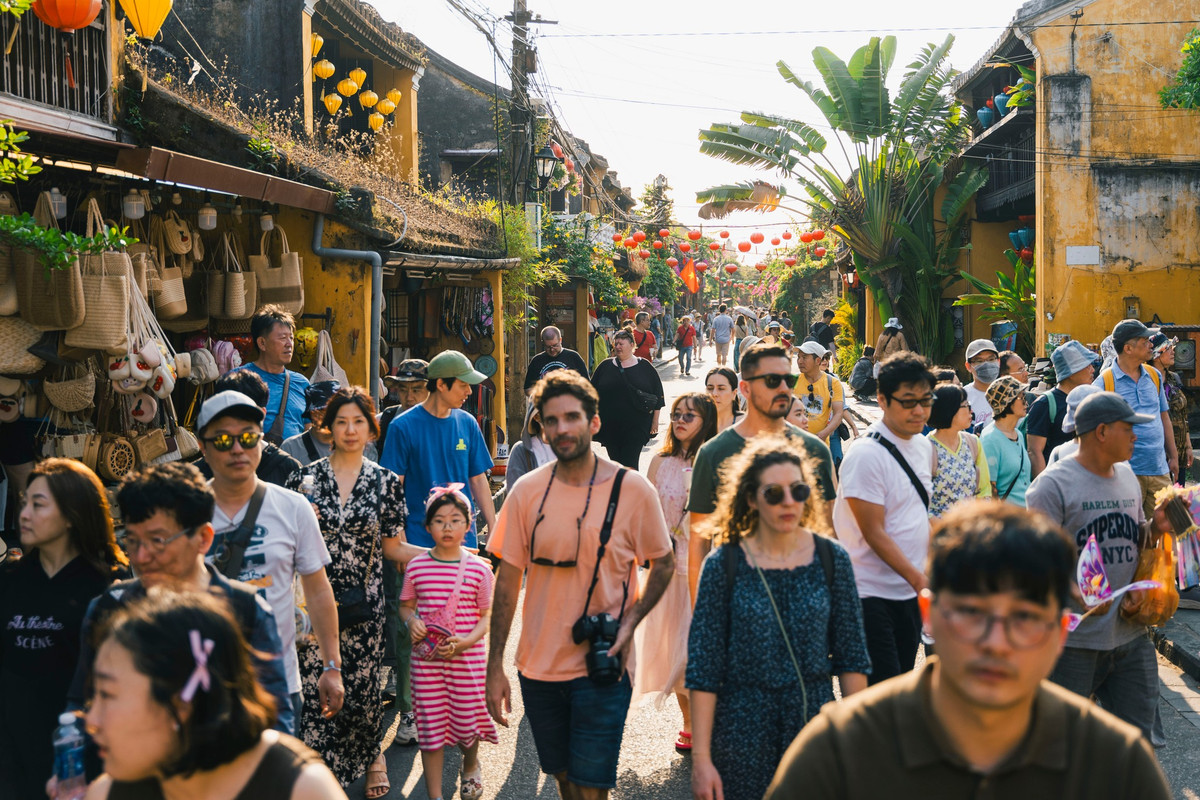 Nhiều khách du lịch khi đến đây đã nhận xét “chưa đến đường Trần Phú là chưa đến Phố Cổ Hội An”.