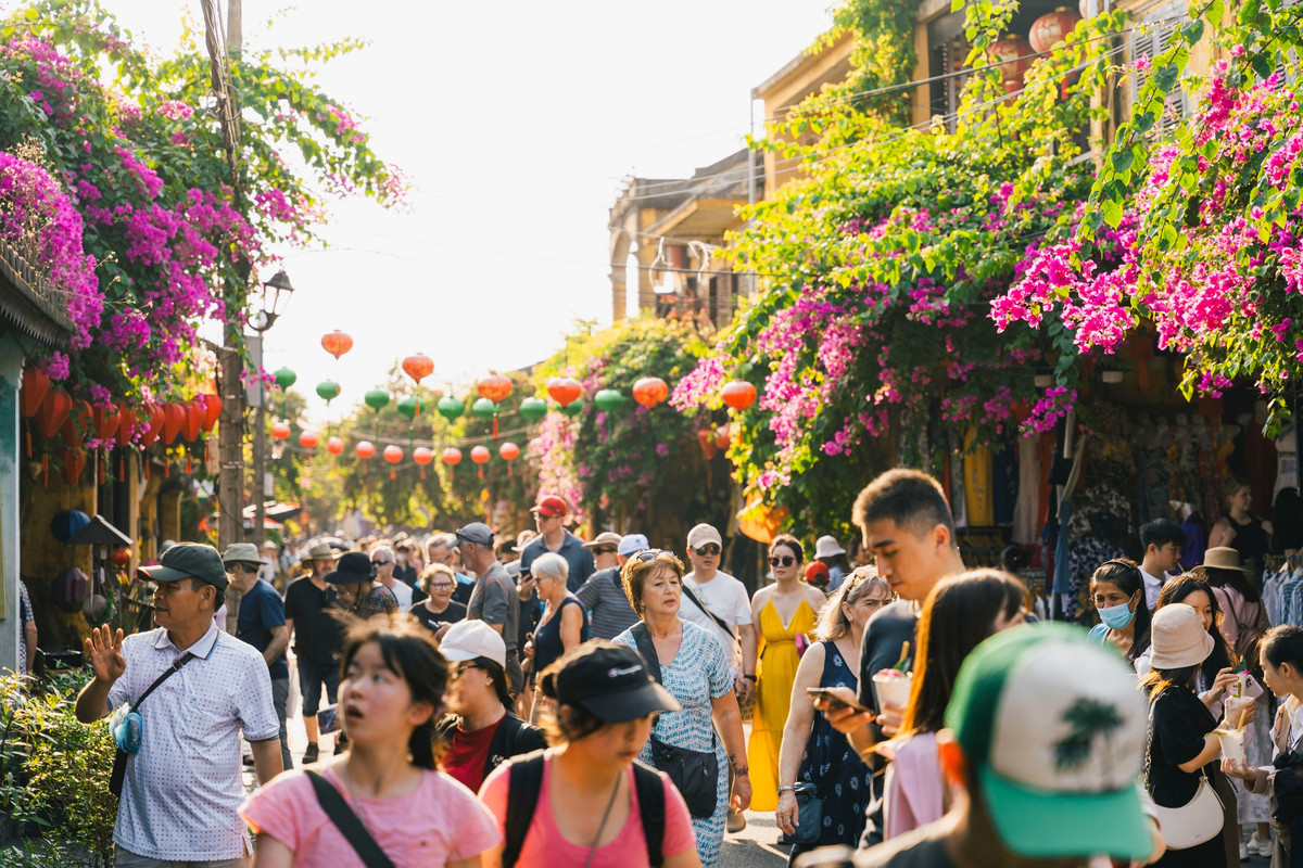 Vào mùa du lịch, con đường thu hút rất nhiều người đến tham quan, check-in, đặc biệt vào các dịp nghỉ lễ.