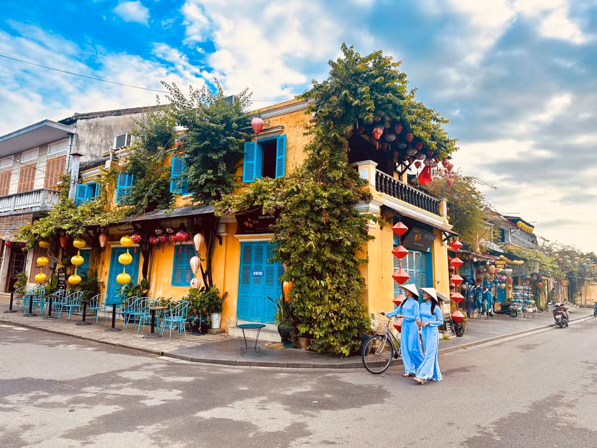 Không chỉ có những kiển trúc cổ mà đường Trần Phú Hội An còn có rất nhiều góc chụp hình đẹp với hàng hoa giấy. Trong đó có 2 địa điểm rất được ưa thích là ngã tư Trần Phú - Trần Quý Cáp và ngã tư Trần Phú – Lê Lợi.