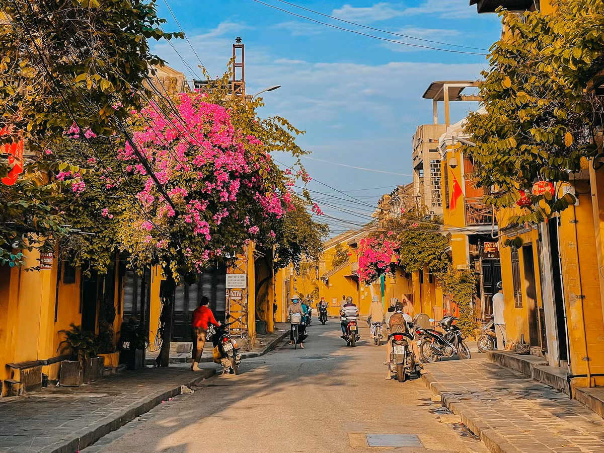 Đường Trần Phú xưa kia là con đường chính của thị trấn, vào thời Pháp thuộc, đường này được mang tên Rue du Pont Japonnais, tức Phố cầu Nhật Bản. Ngày nay, đường Trần Phú có nhiều ngôi nhà không có phần hiên, kết quả của lần mở rộng khoảng cuối thế kỷ 19 đầu thế kỷ 20.