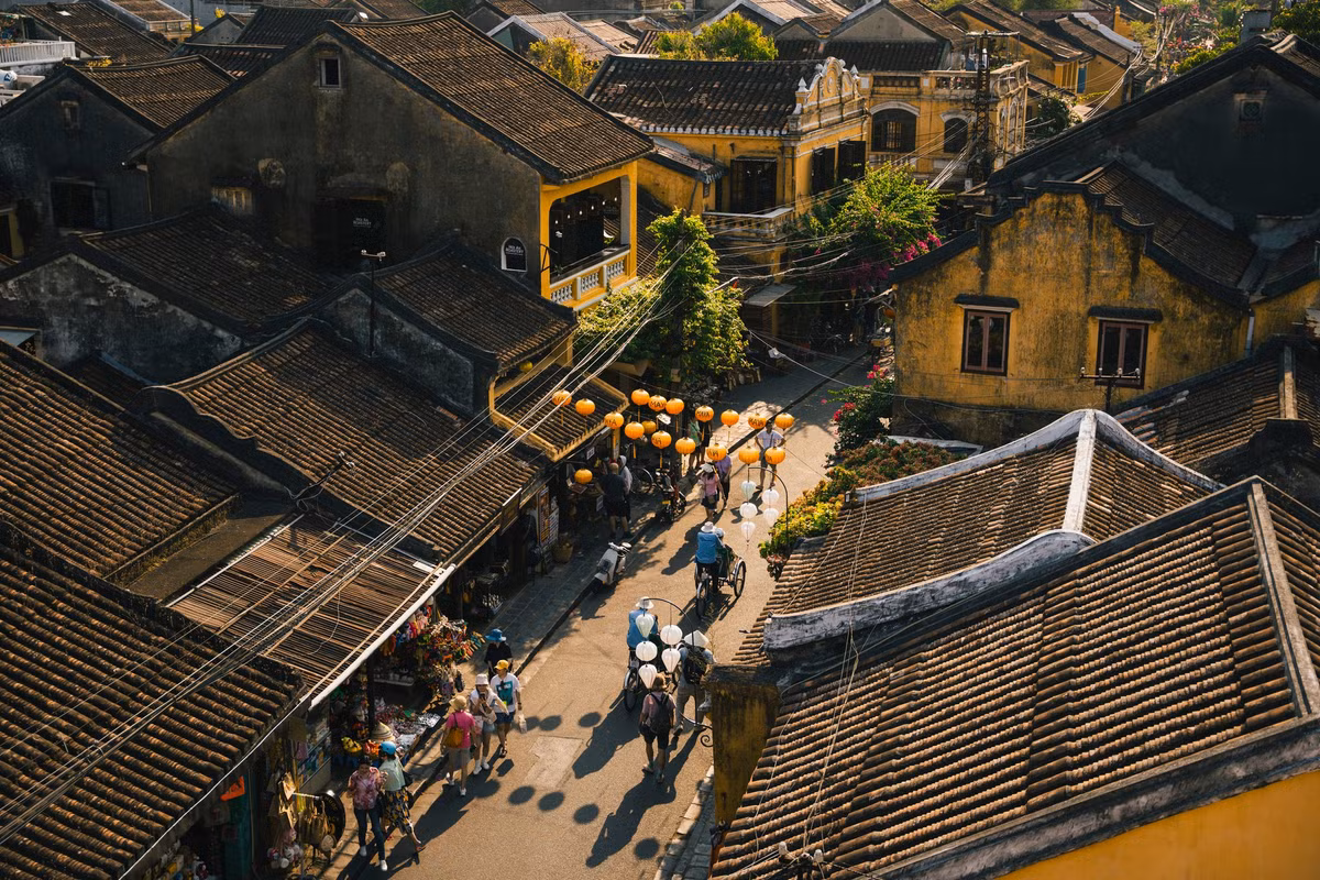 Những chiếc đèn lồng nhiều màu sắc được treo dọc con đường cũng là nét ấn tượng cho du khách khi ghé ngang.