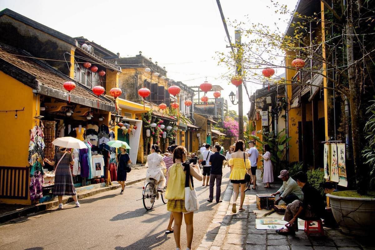 Điều thú vị trên con đường dài khoảng 1km này là tụ hợp nhiều kiến trúc cổ. Đó là chùa Cầu, một cây cầu do thương nhân Nhật Bản xây vào thế kỷ XVII và có kiến trúc đặc biệt. Thêm vào đó là nhà cổ Quân Thắng, nhà cổ Đức An; các hội quán của người Hoa như: hội quán Hải Nam, hội quán Dương Thương, hội quán Quảng Đông, hội quán Phúc Kiến.