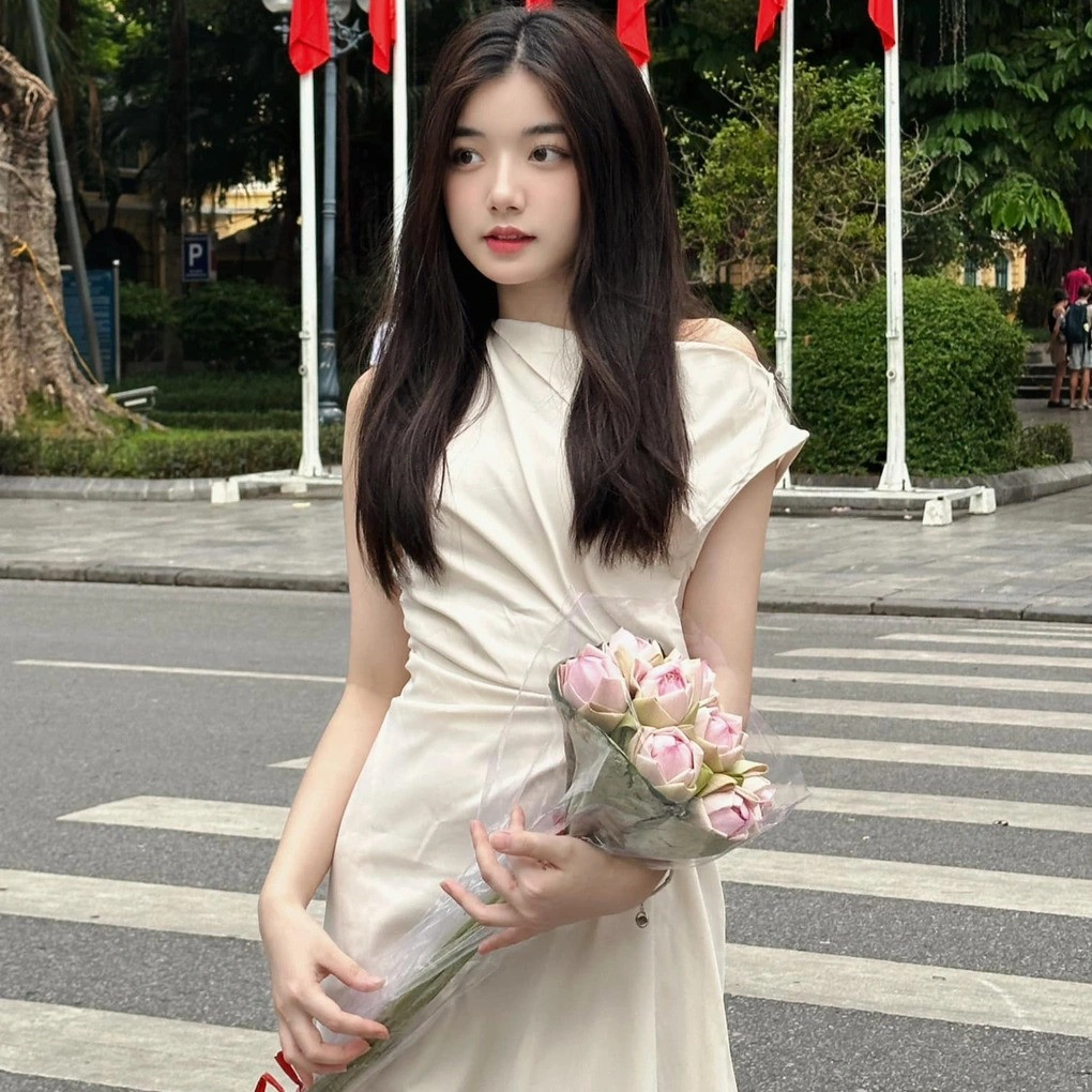 Với gương mặt xinh đẹp, ngoại hình nổi bật, Quỳnh Trương nhanh chóng thu hút hơn 1,8 triệu lượt theo dõi trên nền tảng TikTok và được khán giả ưu ái gọi bằng danh xưng "mỹ nhân ăn uống".