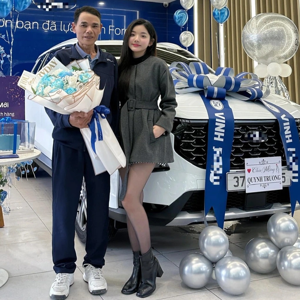 Đầu năm nay, hot girl sinh năm 2002 khiến cộng đồng mạng chú ý khi chia sẻ hình ảnh tậu xế hộp ở tuổi 21.