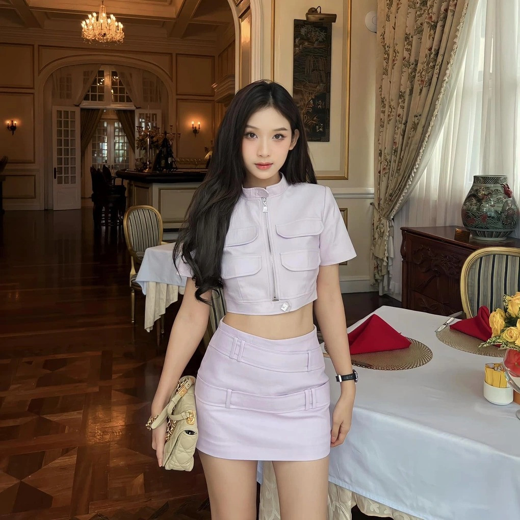 Sau khi tốt nghiệp đại học, cô nàng dành thời gian phát triển sự nghiệp cá nhân trong lĩnh vực người mẫu ảnh.