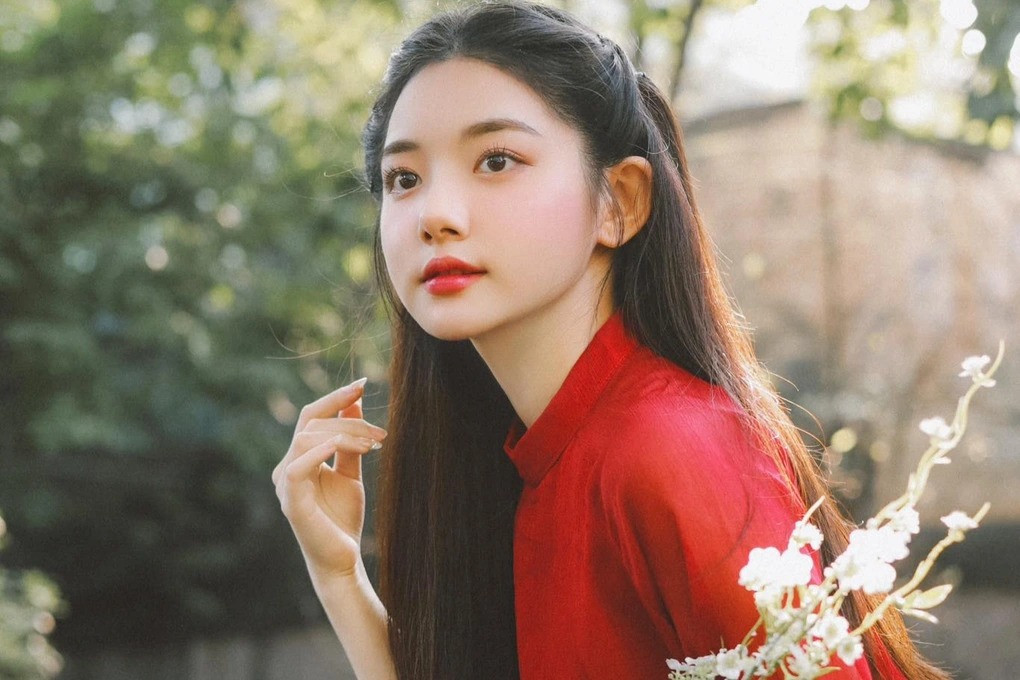 Quỳnh Trương (SN 2002, Nghệ An) hiện là sinh viên năm cuối chuyên ngành Công nghệ Thông tin, Đại học Kinh tế Quốc dân. Cô nàng cũng thu hút rất nhiều lượt follow trên mạng xã hội nhờ chia sẻ những video ăn uống cực dễ thương.