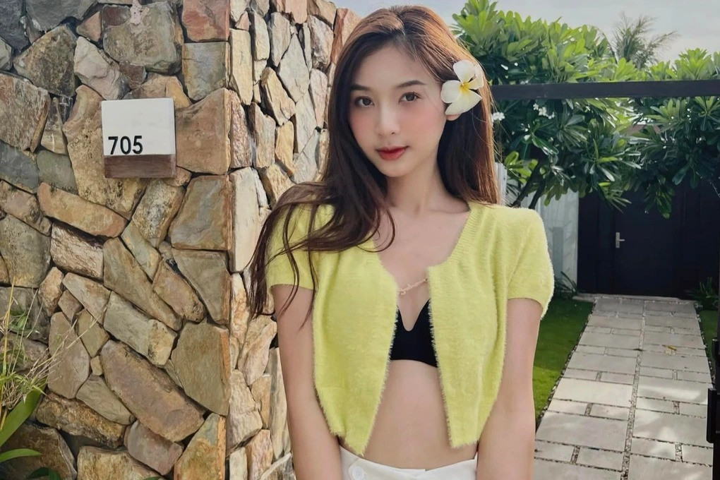 Phùng Hà Thương (SN 2001, Nghệ An) không chỉ sở hữu nhan sắc xinh đẹp mà con có học vấn cực ấn tượng. Cô từng theo học chuyên ngành Quản trị Kinh doanh Quốc tế tại Đại học Kinh tế Quốc dân.