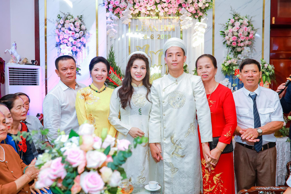 Tháng 6/2019, Bùi Tiến Dũng và Nguyễn Khánh Linh tổ chức đám hỏi tại Bắc Ninh thu hút sự chú ý của truyền thông. Ngay sau đó, cặp đôi lên đường đi hưởng tuần trăng mật và không tổ chức lễ cưới. Thời điểm này nhiều tin đồn cho rằng cô dâu đã mang bầu nên không muốn tổ chức rình rang.