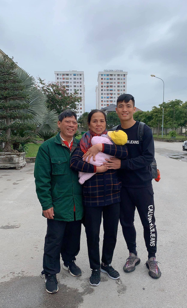 Năm nay, gia đình trung vệ Bùi Tiến Dũng và hot girl Bắc Ninh, Khánh Linh ăn Tết ở quê nội Hà Tĩnh. Đây là năm đầu tiên, cả nhà có thêm Shushi (tên thật là Tuệ An) thế nhưng em bé lại bị ốm ngay dịp năm mới khiến cả gia đình phải ăn Tết trong bệnh viện.