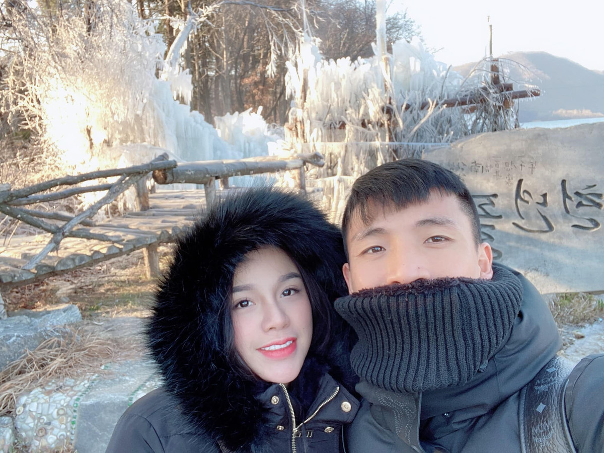 Khánh Linh (SN 1997, quê Bắc Ninh) là con gái chủ một chuỗi khách sạn lớn tại Bắc Ninh. Cô nàng có cuộc sống ngập trong đồ hiệu nhưng cũng rất kín tiếng, không hay khoe khoang.