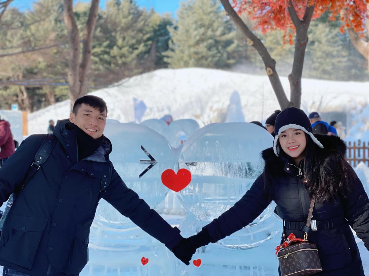 Tiến Dũng và vợ bị người hâm mộ phát hiện hẹn hò ngay sau khi U23 Châu Á diễn ra tại Thường Châu kết thúc khi thường xuyên để lại bình luận hài hước trên trang cá nhân của đối phương. Tháng 8/2018, cặp đôi mới xác nhận đang yêu.