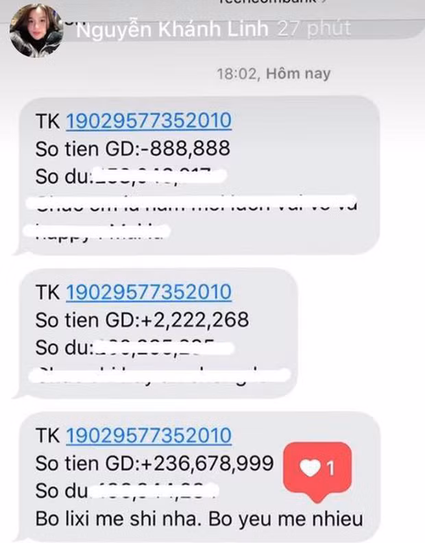 Mới đây, trên trang Facebook cá nhân, Khánh Linh khoe được Bùi Tiến Dũng lì xì năm mới với lời nhắn "Bố lì xì mẹ Shi nha, bố yêu mẹ nhiều" vô cùng ngọt ngào. Thế nhưng khi nhìn vào số tiền, ai nấy đều ngã ngửa ghen tỵ vì độ giàu có của cặp đôi. Nam cầu thủ tặng vợ gần 240 triệu dịp năm mới.