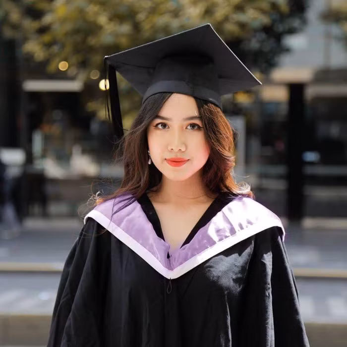 Beauty blogger này sinh ra và lớn lên ở Nga, cô đỗ đại học Khoa học Xã hội và Nhân văn TP Hồ Chí Minh nhưng nửa năm sau thì chuyển sang RMIT học ngành Business Marketing ở cả Việt Nam và Úc.