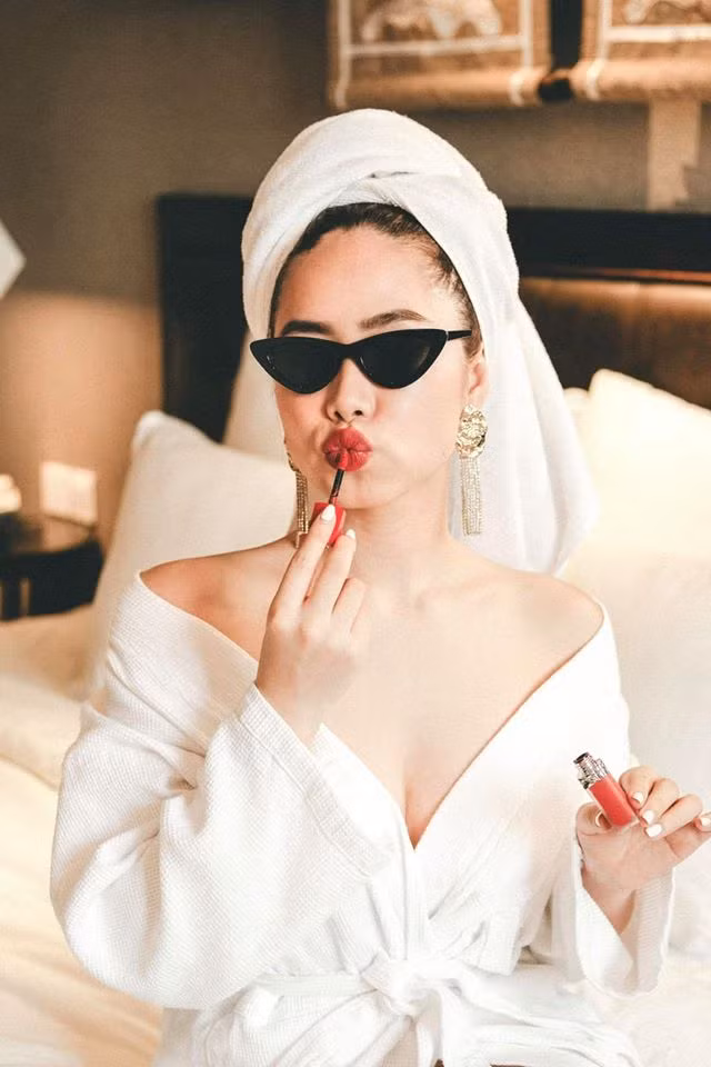 Nữ chính “Người ấy là ai” có một cuộc sống khá sang chảnh, check-in ở nhiều địa điểm nổi tiếng trong và ngoài nước.