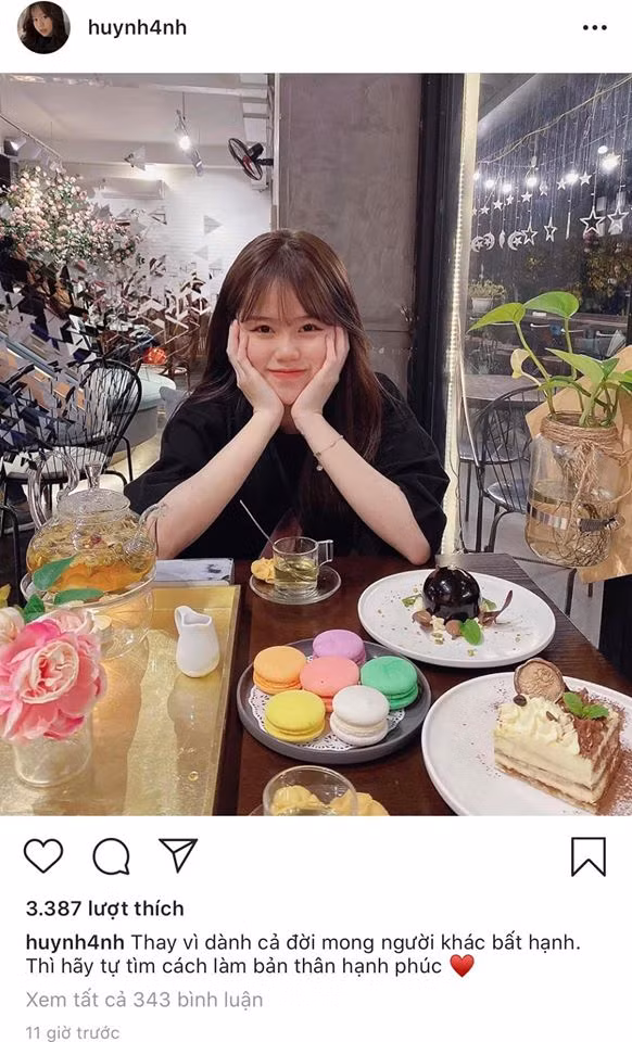 Chính bởi lẽ đó, Huỳnh Anh nhiều lần bị fans Nhật Lê nhận xét là "cáo già", "giả tạo" vì biết Quang Hải đang hạnh phúc bên người cũ nhưng vẫn cố tình "thả thính".