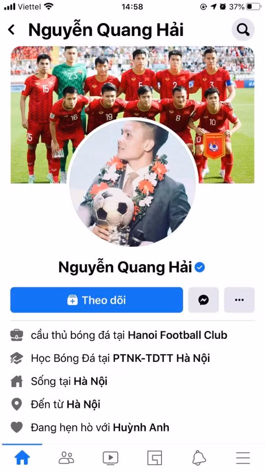 Cầu thủ quê Đông Anh cũng không ngần ngại để trạng thái "đang hẹn hò" với bạn gái mới trên trang Facebook cá nhân.