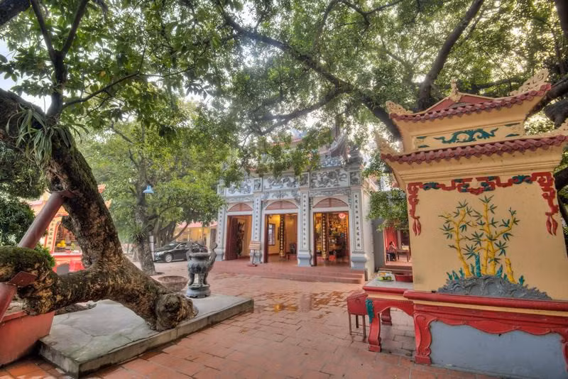 Phủ Tây Hồ cũng là một địa chỉ đi lễ đầu năm quen thuộc của người dân Thủ đô. Phủ nằm tại Đặng Thai Mai, Quảng An, quận Tây Hồ, Hà Nội.