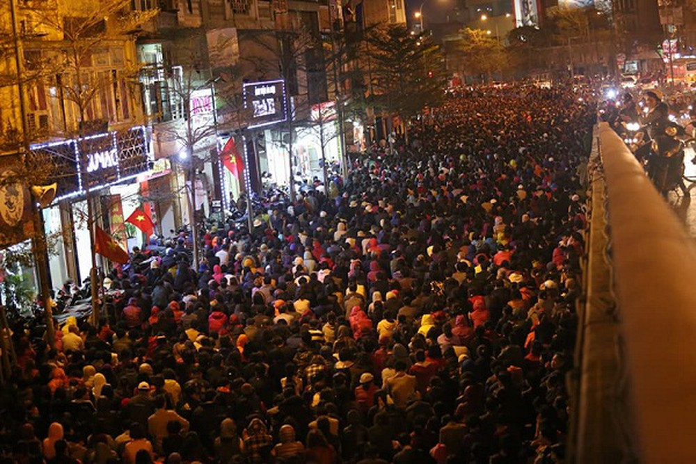 Mỗi năm đến ngày rằm tháng Giêng, số lượng người đổ về chùa đông như kiến, ngồi lấn ra lòng đường để nghe kinh phật gây ra tình trạng tắc đường nghiêm trọng. Nếu có nhu cầu đi lễ chùa nên đi vào những ngày trong tết hoặc sau rằm.