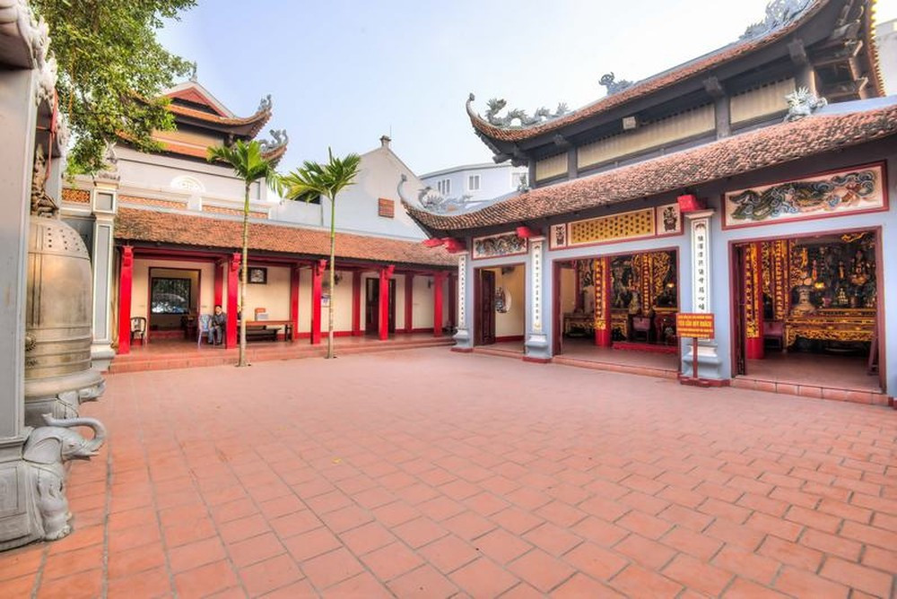 Phủ Tây Hồ là nơi thờ Liễu Hạnh Công chúa, một trong tứ bất tử trong tín ngưỡng thờ Mẫu của người Việt. Tuy nhiên, đến chùa cần lưu ý bởi lượng khách hành hương rất đông nên dễ xảy ra tình trạng trộm cắp,...