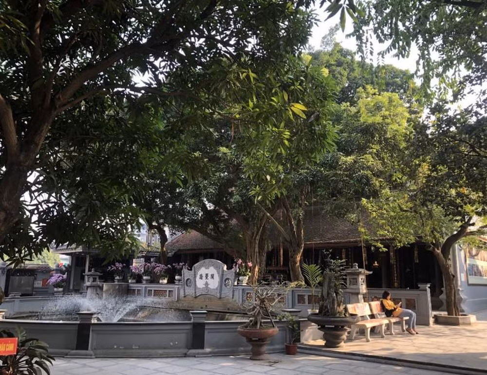 Khi tới chùa Hà nên mang theo mâm lễ bao gồm quả, hoa hồng, bánh, nến, hương, tiền vàng và sớ để cầu đường tình duyên thuận lợi. Nếu thành tâm hơn nữa có thể dâng mâm lễ mặn gồm thịt, xôi. Đây là ngôi chùa tại Hà Nội mở cửa quanh năm bởi vậy không nhất thiết phải đi vào dịp tết hay ngày rằm, mùng một.