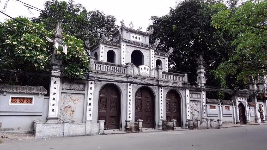 Ngoi chua cau duyen noi tieng tai Ha Noi ma hoi e can di ngay