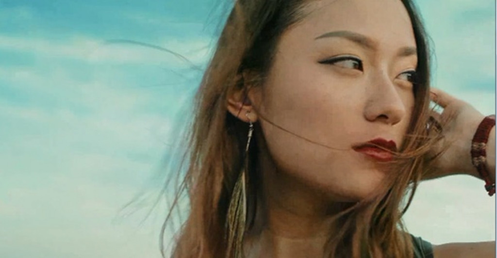 Hồ Thu Anh (1994, Hà Nội) được biết đến là "hot girl cổ trang" khi xuất hiện trong MV Lạc Trôi của Sơn Tùng M-TP.