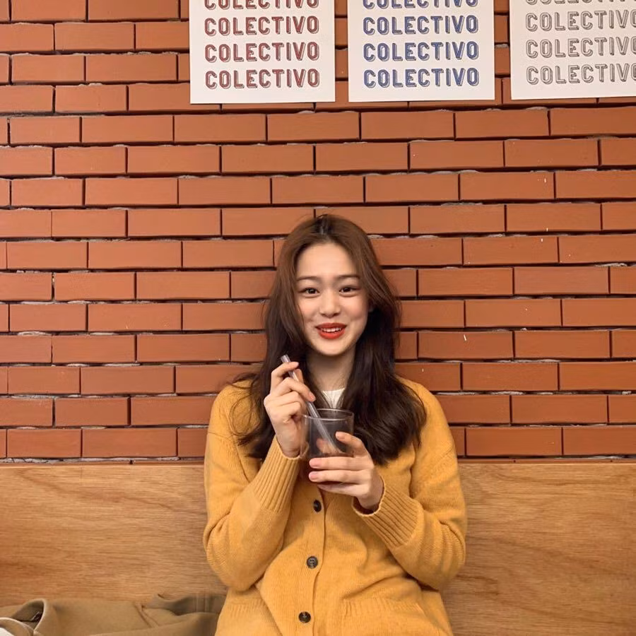 Người mẫu ảnh Han Sung Min sở hữu khuôn mặt với những đường nét cá tính cùng đôi mắt hút hồn và bờ môi cong quyến rũ.